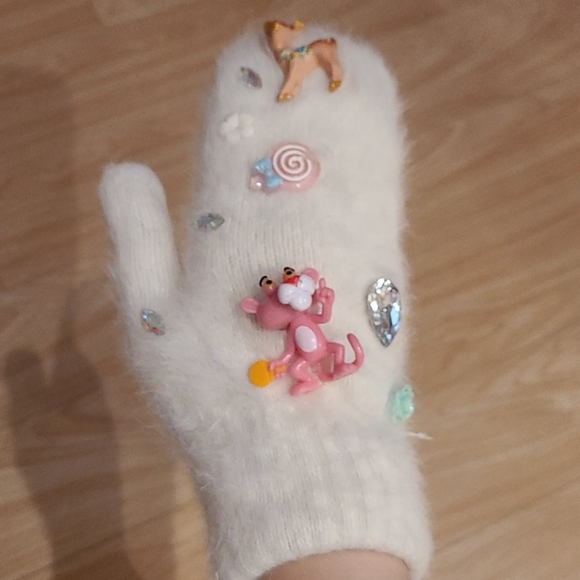 Fluffy Gloves - Picture 3 of 4